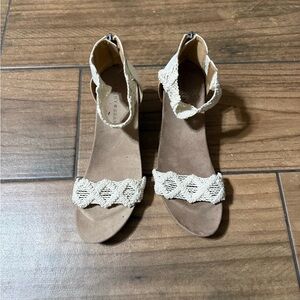 Lucky Brand Women's Tan and Cream Sandals